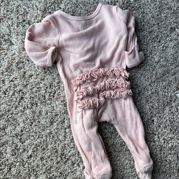 Caden Lane Bamboo Waffle Ruffle Zipper Footie - Picture 4 of 8